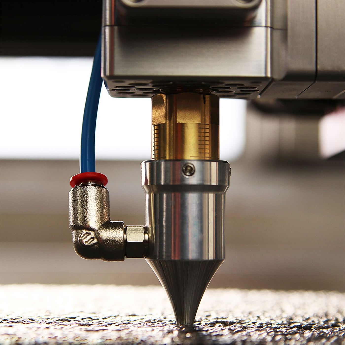 Ein einzelner Funke beim Laserschneiden von Metall, eingefangen in einer Detailaufnahme.