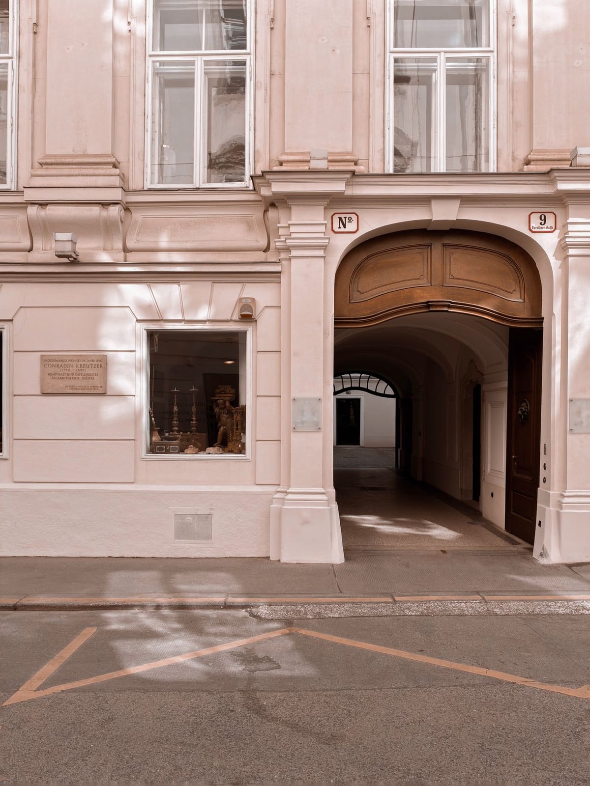 Der Eingang zum Barmyviro Studio in einer typischen Straße Wiens.