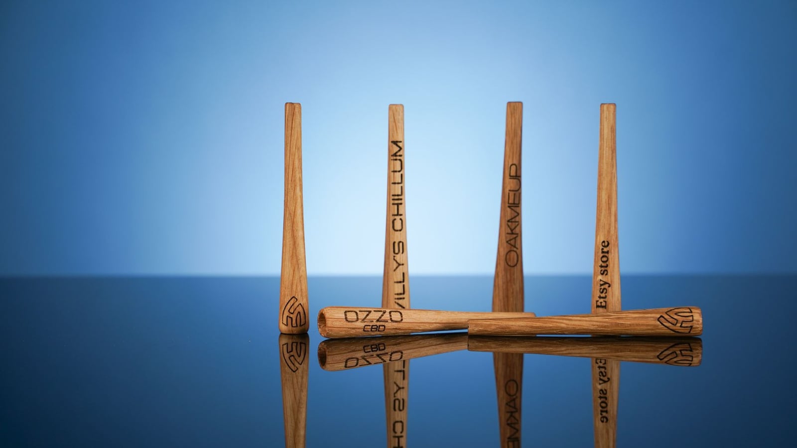 Eine große Serie identisch gravierter Holzstifte für eine Firmenbestellung.