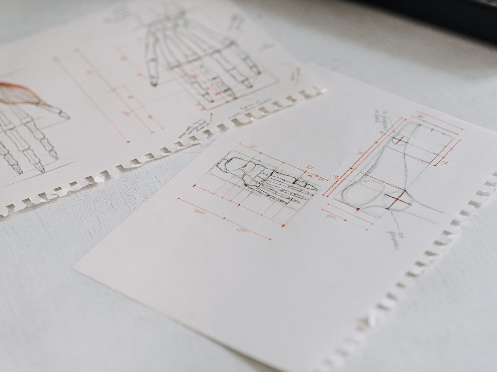 Technische Zeichnung und digitales Tablet zur Vorbereitung eines Laser-Layouts.