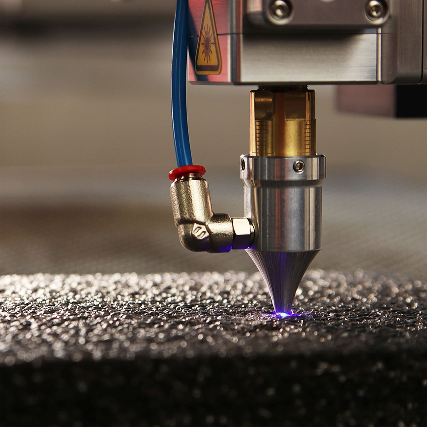 Verschiedene Materialproben aus Holz, Acryl und Leder für die Laserschnitt-Auswahl.