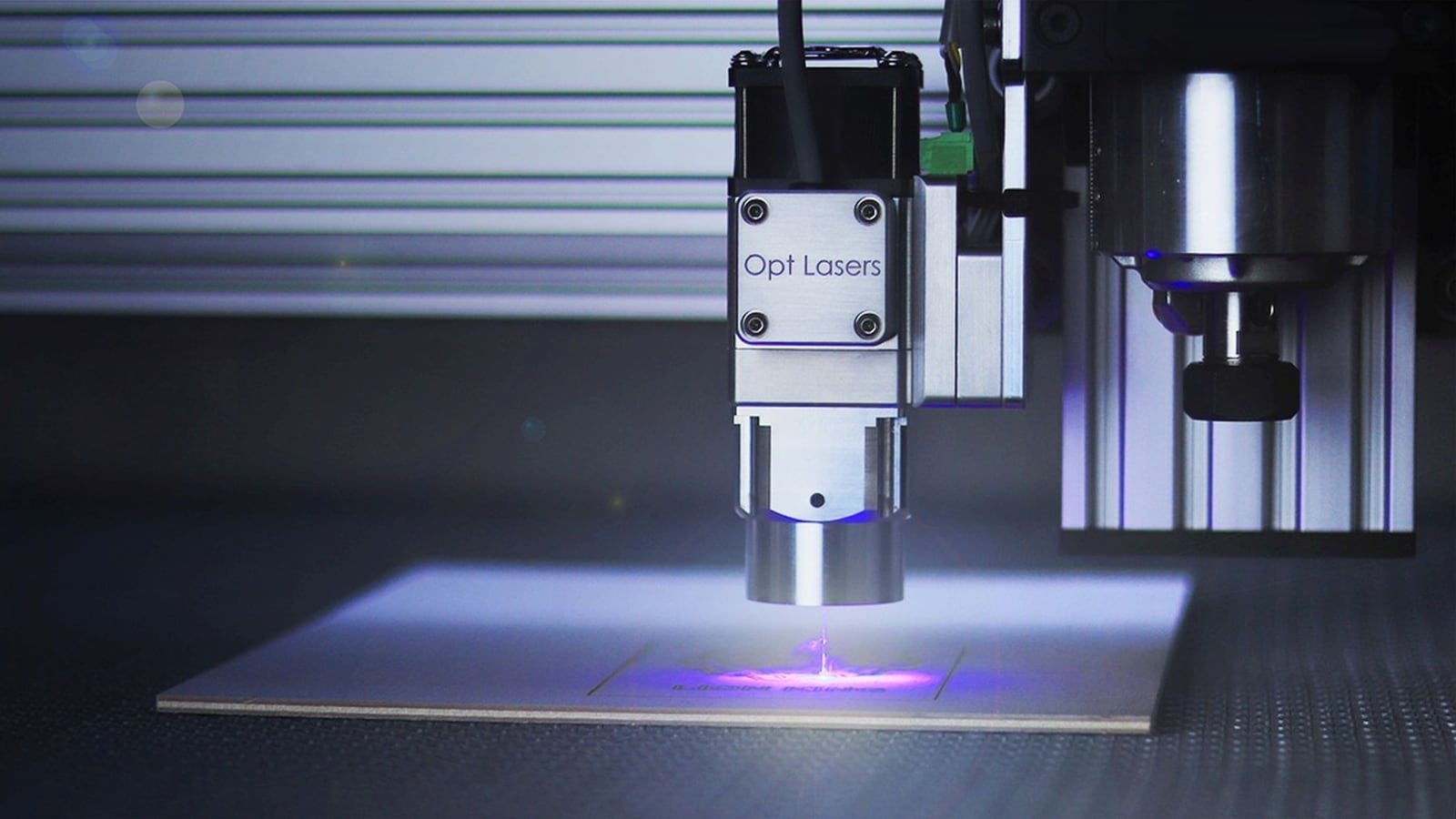 Ein moderner Laser-Workshop in Wien mit natürlichem Tageslicht und professionellen Maschinen.