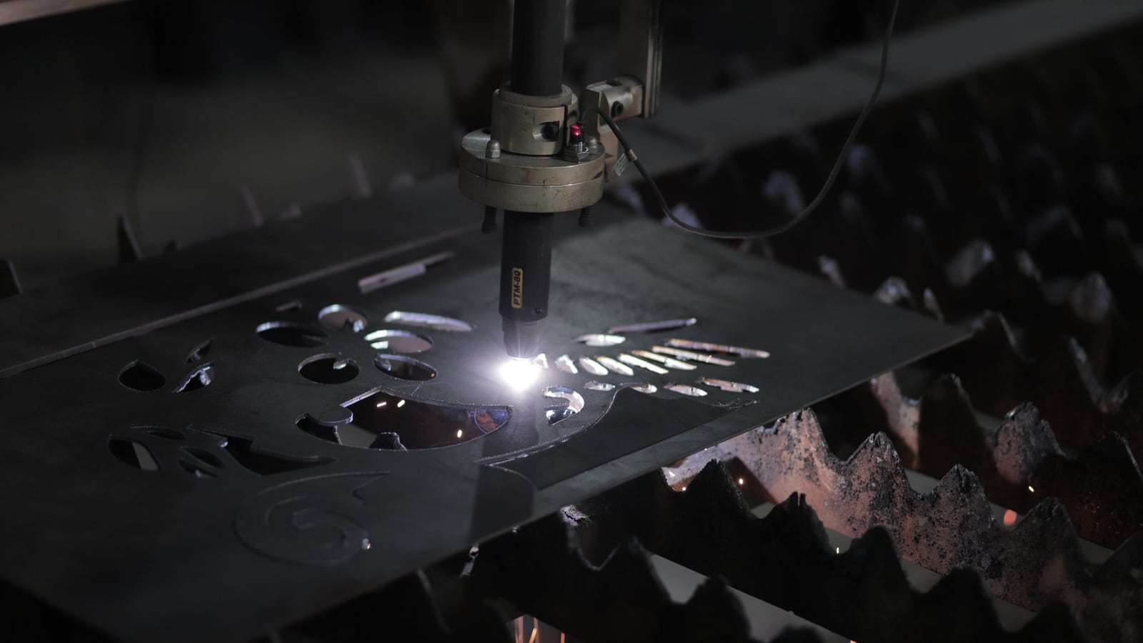 Ein Designer erstellt einen komplexen Vektor-Entwurf für den Laserschnitt an einem Monitor.