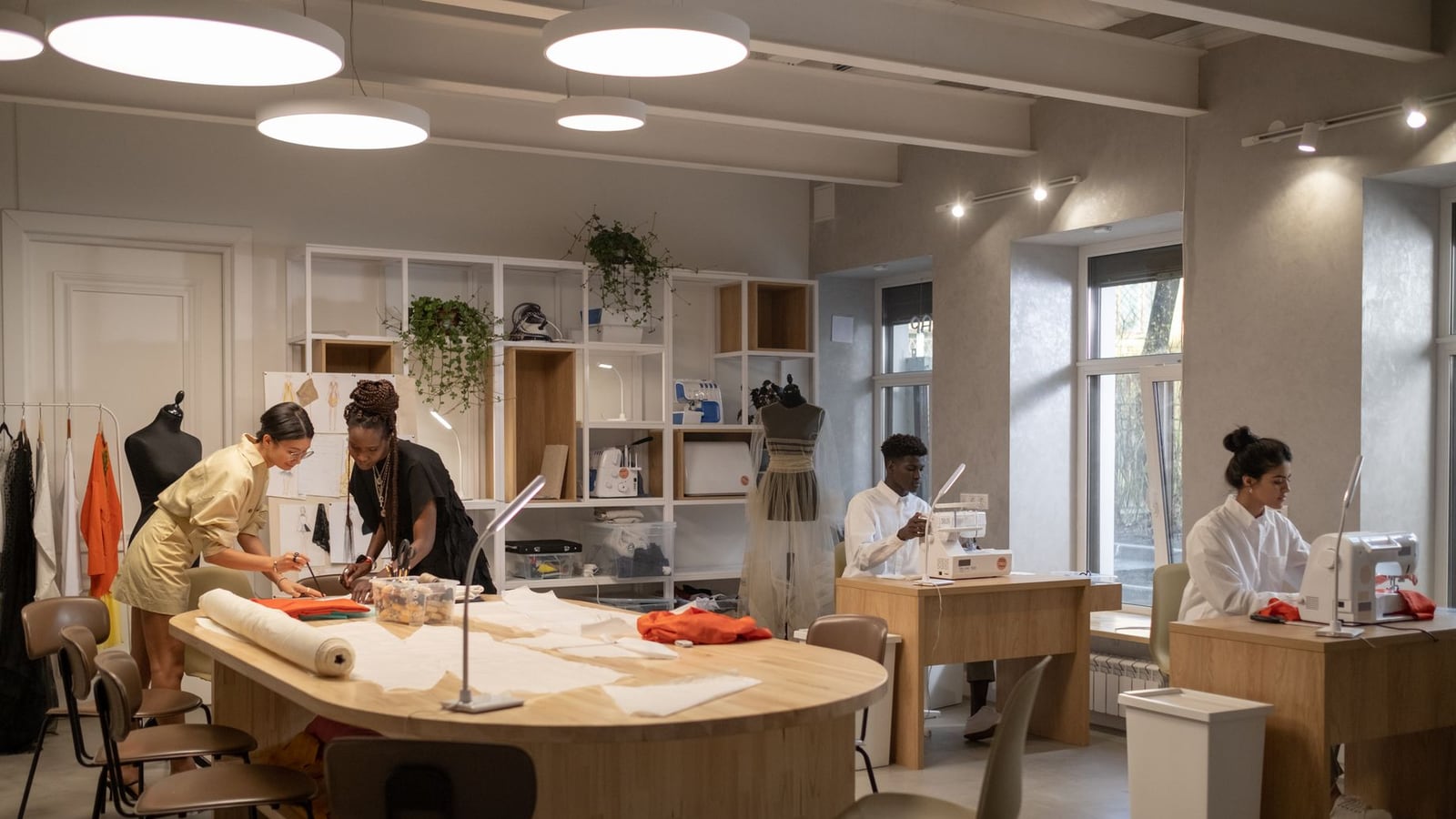 Das Team von Barmyviro in ihrer Wiener Werkstatt, bereit für neue Projekte.